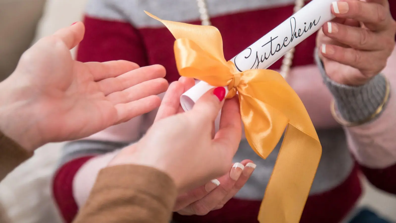 Geschenkgutscheine haben eine gesetzliche Verjährungsfrist von drei Jahren ab Ende des Ausstellungsjahres. (Foto: Christin Klose/dpa-tmn)