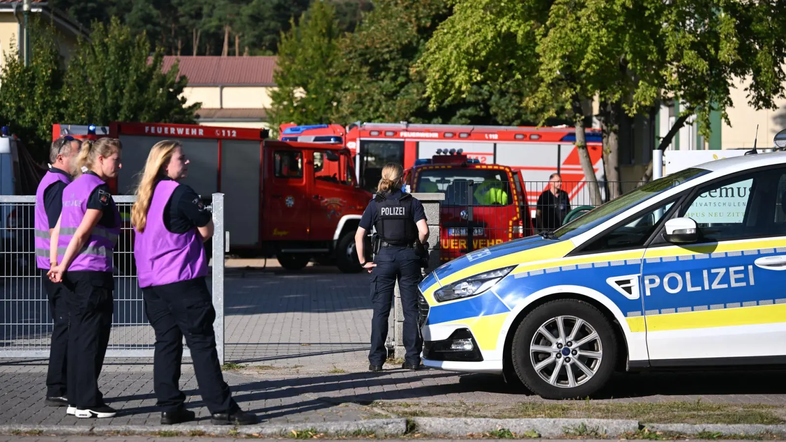 Die Polizei sichert nach einer Gewalttat die Schule in Gosen-Neu Zittau ab. (Foto: Britta Pedersen/dpa)