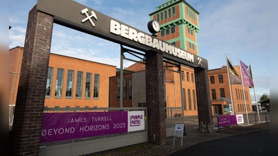 Auf dem Gelände des Bergbaumuseums „Kohlewelt“ hat der US-Künstlers James Turrell sein neues Lichtkunstwerk „Beyond Horizons“ geschaffen.  (Foto: Sebastian Kahnert/dpa)