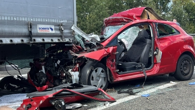 Ein 30-jähriger Autofahrer kam am Mittwoch auf der A6 ums Leben. (Foto: NEWS5/Pascal Höfig)