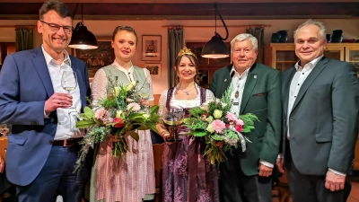 Die Krone sitzt und macht aus Sophia Gundel (Mitte) die neue Weinprinzessin. Das Bild zeigt sie mit Vorgängerin Verena I., Rathaus- und Weinbau-Vereinschef Johannes Schneider (rechts) sowie den Zeremonienmeistern aus Herrieden, Manfred Niederauer (links) und Werner Herzog. (Foto: Jürgen Binder)