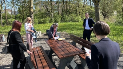 Ortstermin im Bürgerpark: Die drei Richter sahen sich die Gegebenheiten am geplanten Jugendtreff an und inspizierten ausführlich das umgebende Wohnviertel. (Foto: Florian Pöhlmann)