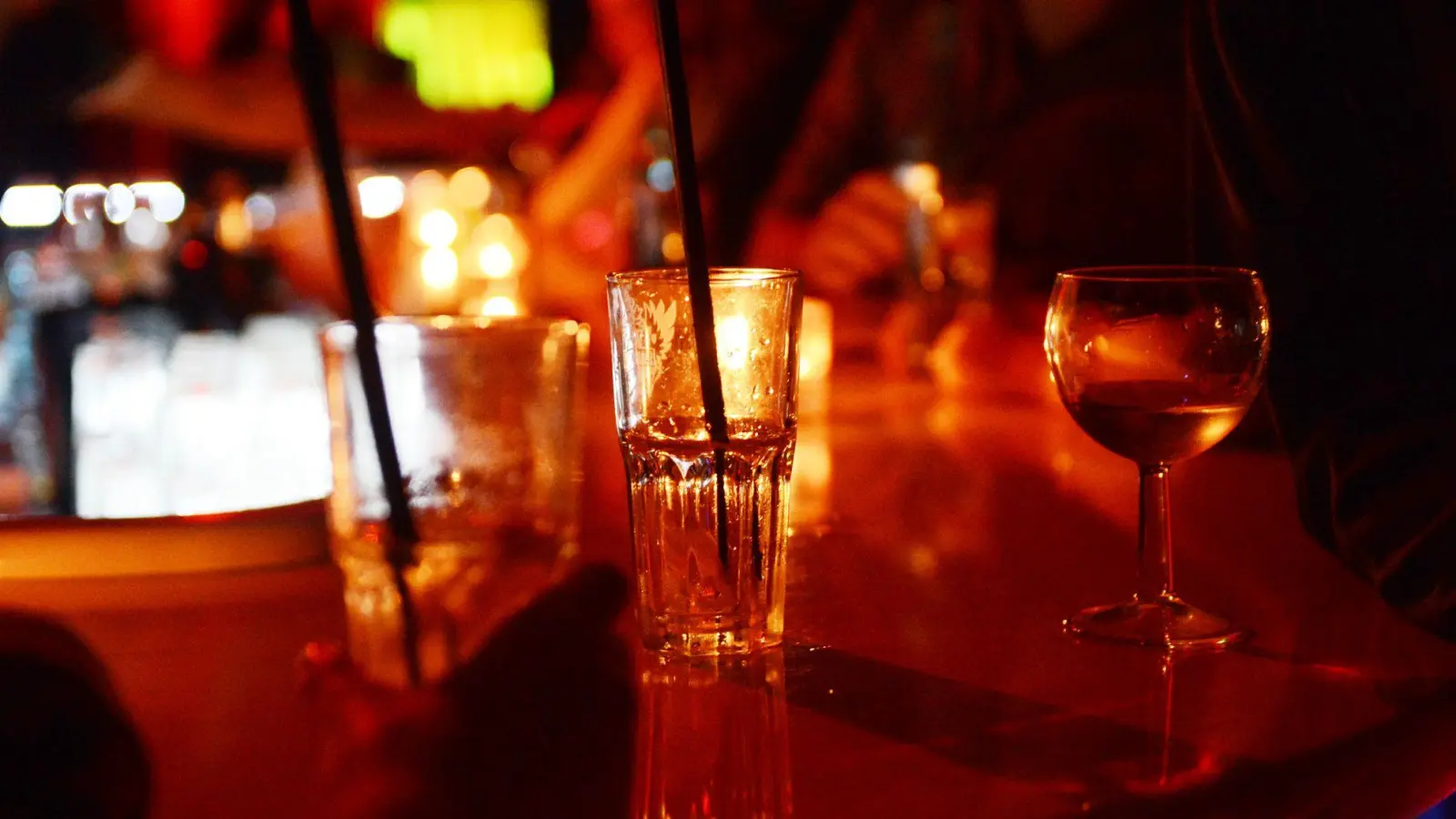 Laut der Studie berichteten Teilnehmende nach dem Ansehen entsprechender Beiträge 73 Prozent häufiger von erhöhter Lust auf Alkohol als Personen, die vergleichbare Videos ohne Alkohol sahen. (Symbolbild) (Foto: Jens Kalaene/dpa-Zentralbild/dpa)