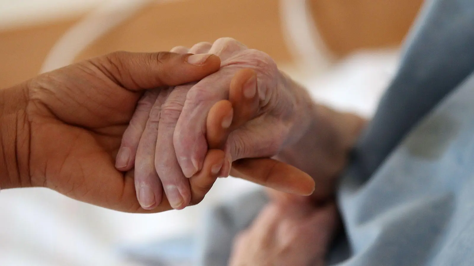  In einer alternden Gesellschaft werden Pflegefachpersonen immer wichtiger (Foto: Oliver Berg/dpa/dpa-tmn)