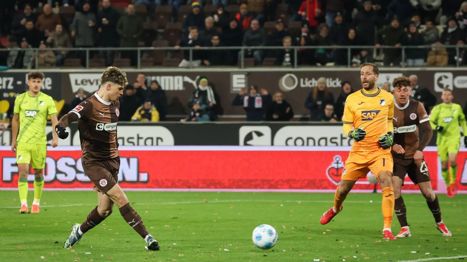 Erzielte das 1:0: FC St. Paulis Noah Weißhaupt. (Foto: Christian Charisius/dpa)