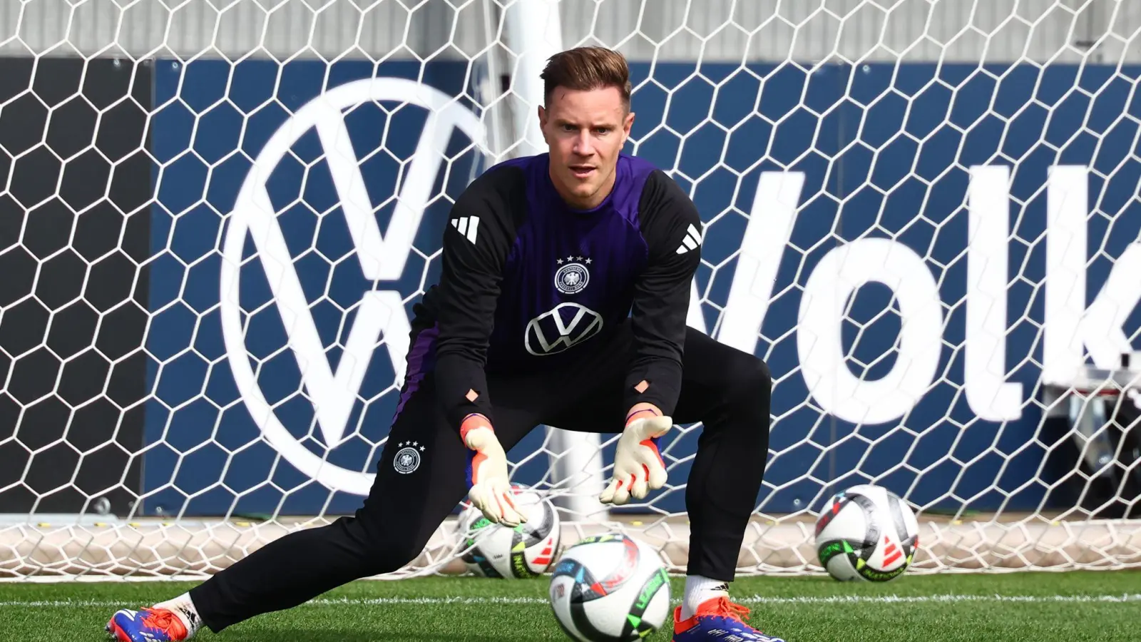 Marc-André ter Stegen beim Training in Herzogenaurach. (Foto: Daniel Karmann/dpa)