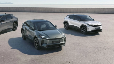 Elektrischer Aufschwung: Toyota kündigt für dieses Jahr gleich zwei neue und ein überarbeitetes E-Modell an - den bZ4X, den C-HR+ und den Urban Cruiser (v. l. n. r.). (Foto: Toyota/dpa-tmn)