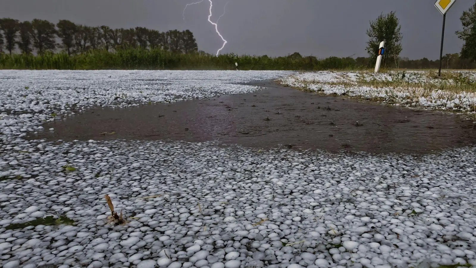 Unwetter mit Hagel zogen über Niedersachsen.  (Foto: Thomas Lindemann/Nord-West-Media TV /dpa)