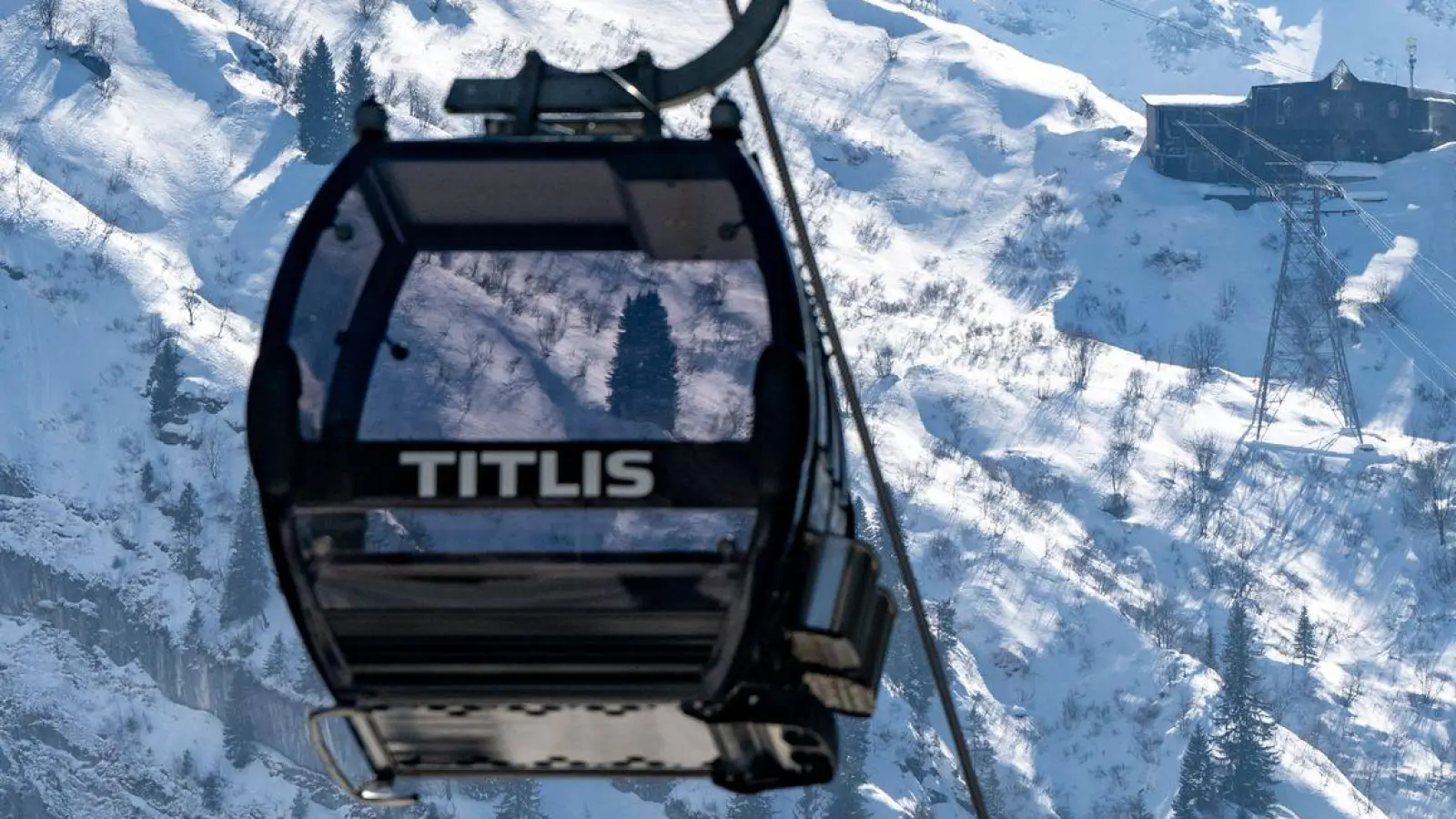 Im Skigebiet schien die Sonne, aber es gab Windwarnungen. (Foto: Urs Flueeler/KEYSTONE/dpa)