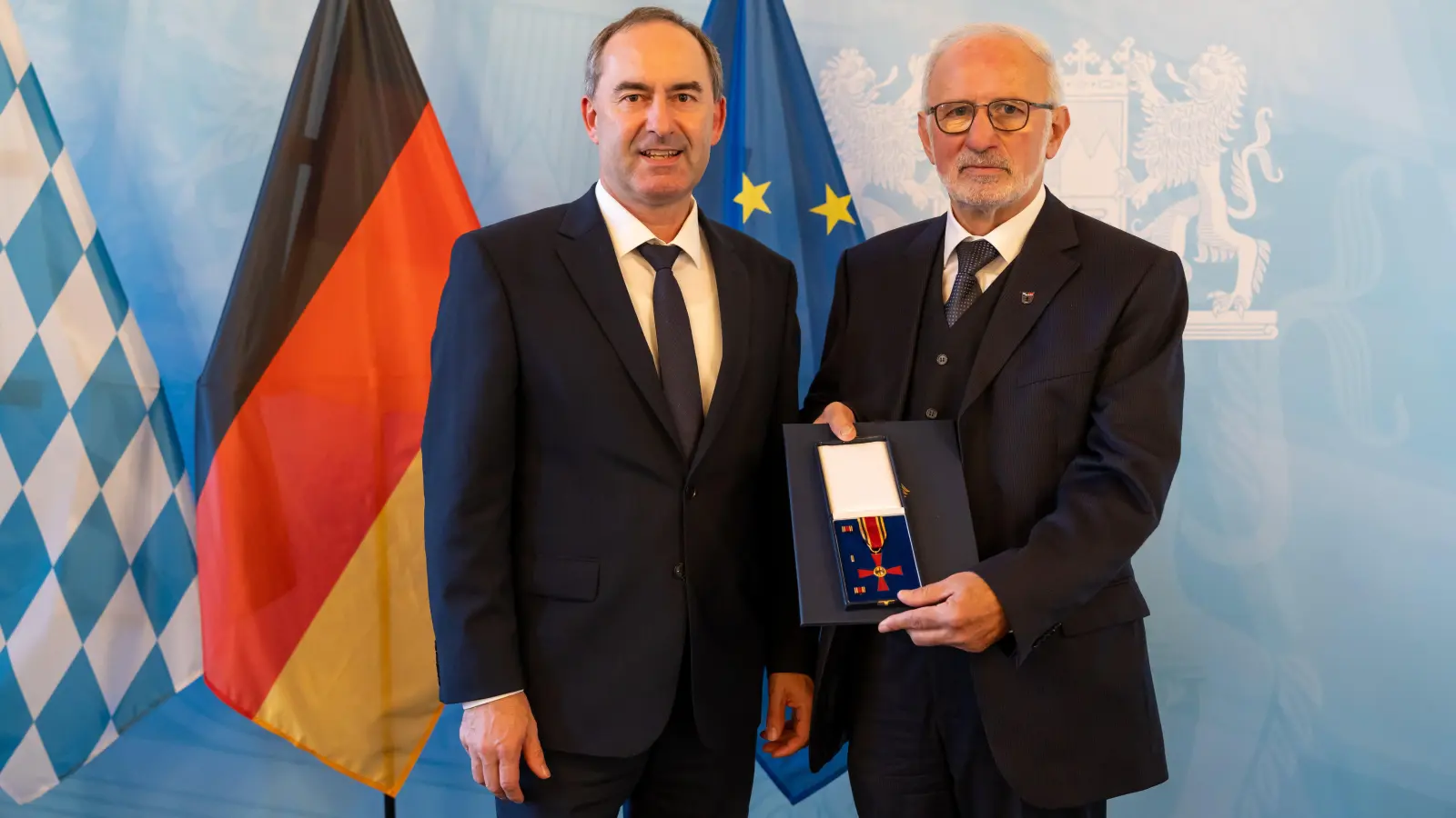 Wirtschaftsminister Hubert Aiwanger (links) überreichte das Bundesverdienstkreuz an Heinz Henninger (rechts). (Foto: StMWi/Elke Neureuther)