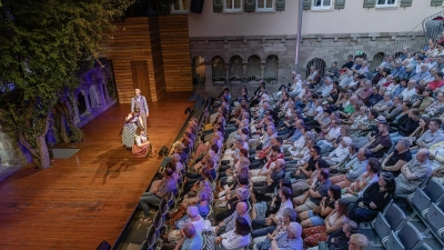 Eine Vorstellung von „Der Diener zweier Herren” im Feuchtwanger Kreuzgang. Mit 11.102 Zuschauerinnen und Zuschauern war die Komödie die am besten besuchte Produktion in diesem Freilichtsommer. (Foto: Andreas Kunkel)