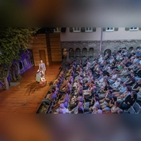 Eine Vorstellung von „Der Diener zweier Herren” im Feuchtwanger Kreuzgang. Mit 11.102 Zuschauerinnen und Zuschauern war die Komödie die am besten besuchte Produktion in diesem Freilichtsommer. (Foto: Andreas Kunkel)