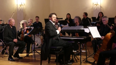 Versprühten „Champagnerlaune”: Alexander Ilg (Mitte) und das Ansbacher Kammerorchester beim gleichnamigen Konzert. (Foto: Martina Kramer)