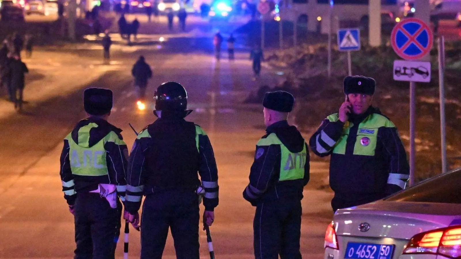 Die Polizei blockiert die Straße zur Crocus City Hall am westlichen Rand von Moskau. Nach dem Angriff in der Region Moskau hat der russische Inlandsgeheimdienst FSB Tote und Verletzte bestätigt. (Foto: Dmitry Serebryakov/AP/dpa)