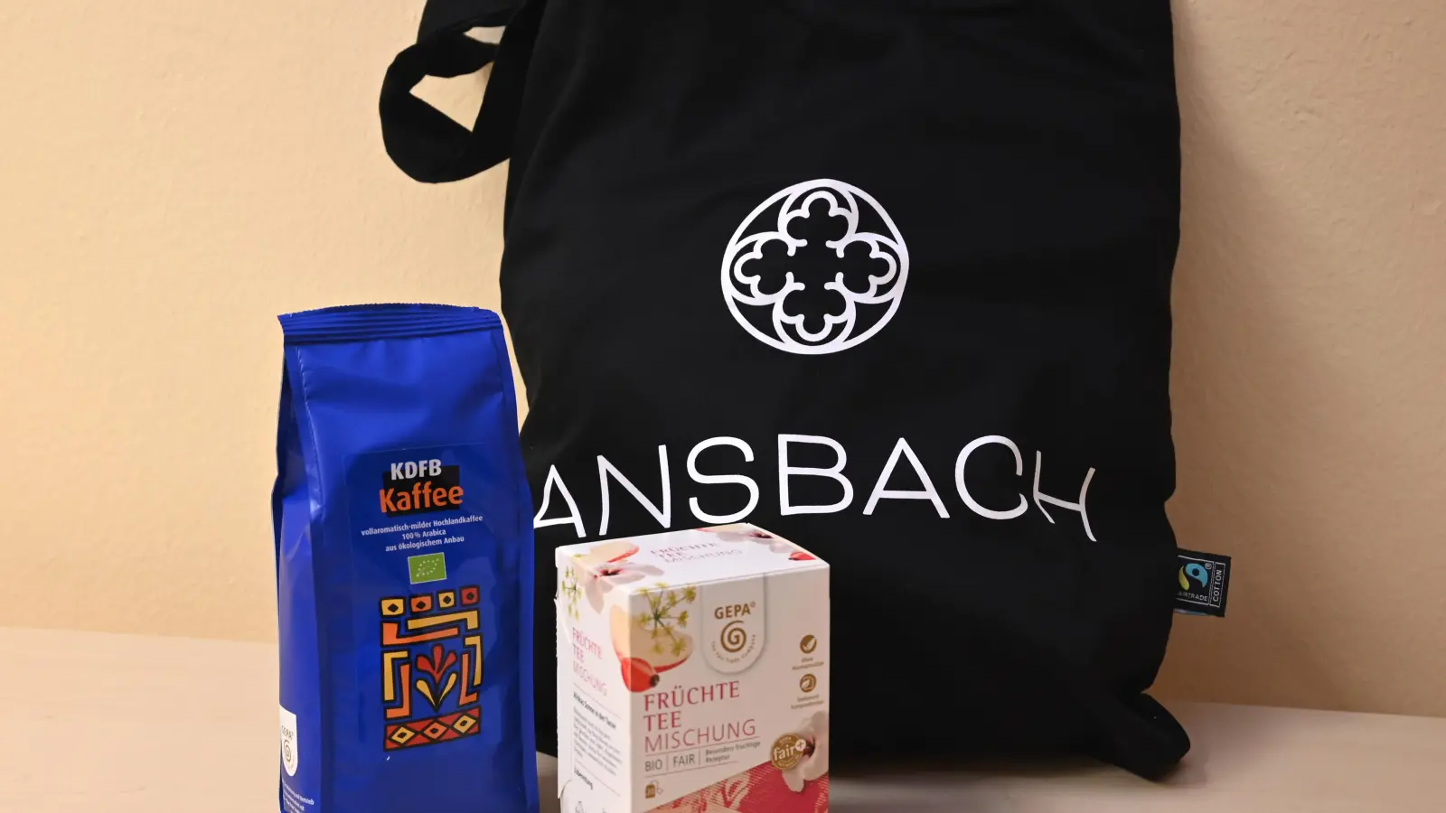 Vom Kaffee über Tee bis hin zu Stofftaschen in der Tourist-Info: In manchen Bereichen hat die Stadt Ansbach ihre Einkäufe bereits auf faire und nachhaltige Beschaffungsmöglichkeiten umgestellt. (Foto: Stadt Ansbach/Anne Ziegler)
