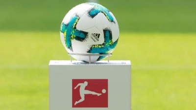 Adidas stellte schon in der Vergangenheit wie hier 2017 den offiziellen Bundesliga-Spielball. (Foto: Sebastian Kahnert/dpa)