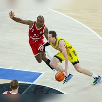 Bayerns Isiaha Mike (links) und Justin Bean von Alba Berlin kämpfen um den Ball. (Foto: Matthias Stickel/dpa)