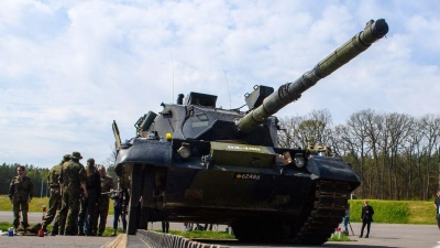 Ukrainische Soldaten arbeiten an einem Kampfpanzer vom Typ Leopard 1 A5. (Foto: Klaus-Dietmar Gabbert/dpa)