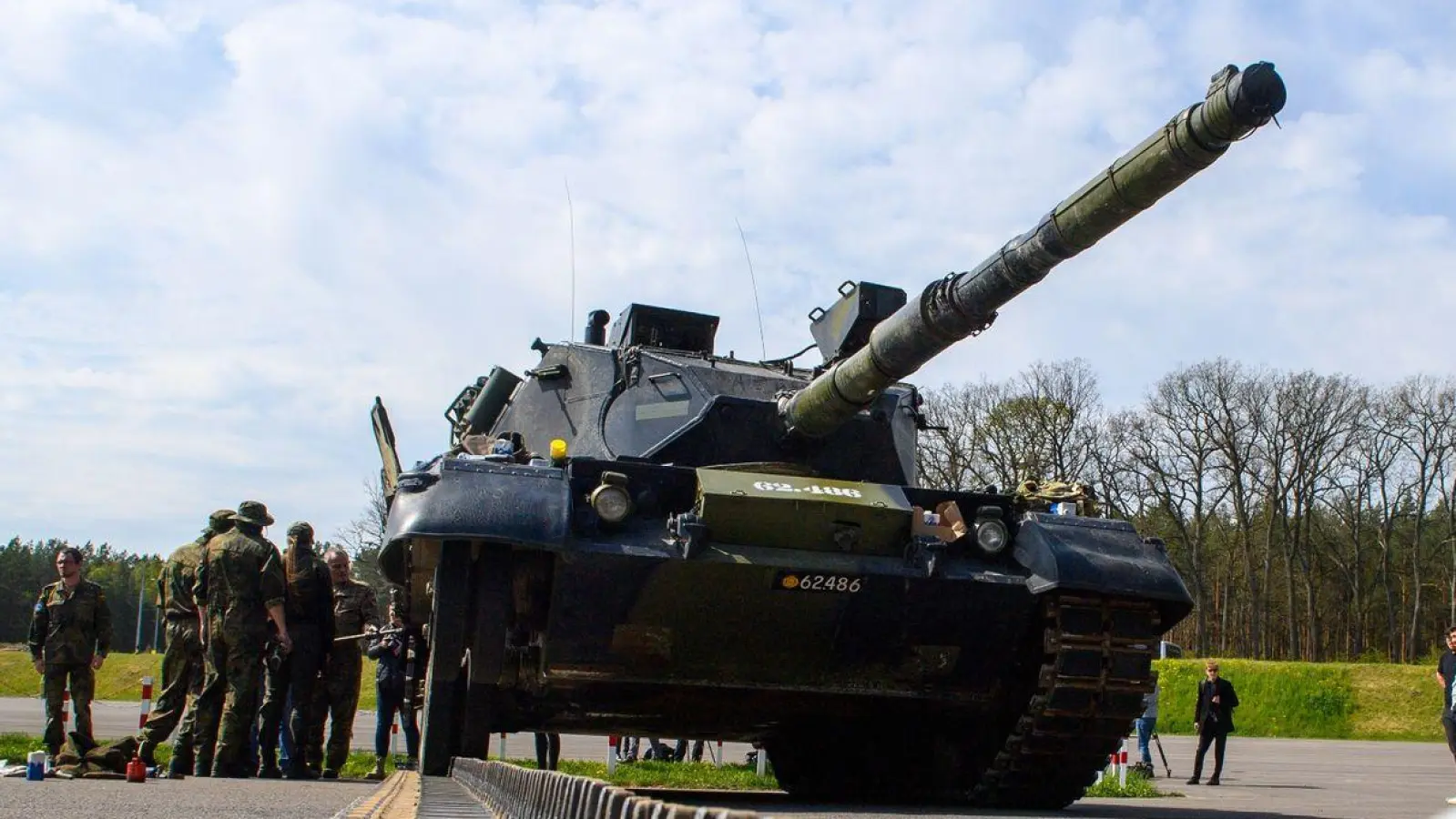 Ukrainische Soldaten arbeiten an einem Kampfpanzer vom Typ Leopard 1 A5. (Foto: Klaus-Dietmar Gabbert/dpa)