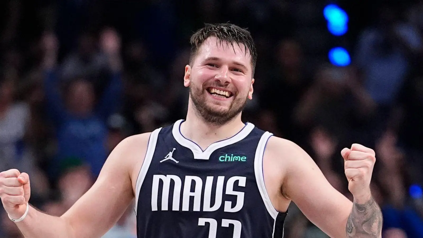 Superstar Luka Doncic von den Dallas Mavericks jubelt über den Sieg gegen die Boston Celtics. (Foto: Julio Cortez/AP/dpa)