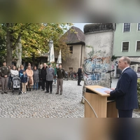 Vor dem Berliner Mauerstück und im Beisein von Vertretern der amerikanischen und der deutschen Streitkräfte hielt Oberbürgermeister Thomas Deffner (rechts) seine Rede zum Tag der Deutschen Einheit. (Foto: Robert Maurer)