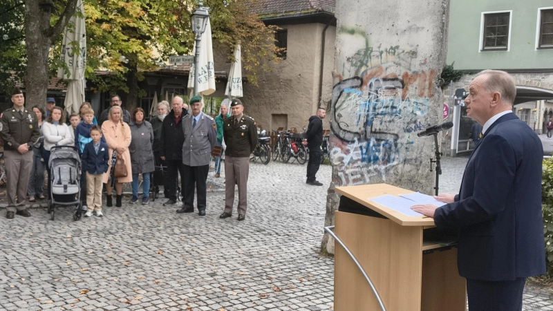 Vor dem Berliner Mauerstück und im Beisein von Vertretern der amerikanischen und der deutschen Streitkräfte hielt Oberbürgermeister Thomas Deffner (rechts) seine Rede zum Tag der Deutschen Einheit. (Foto: Robert Maurer)