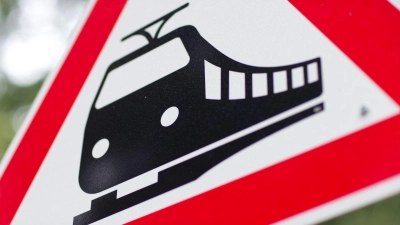 An einem unbeschrankten Bahnübergang erfasste der Zug das Auto. (Symbolbild) (Foto: Friso Gentsch/dpa)