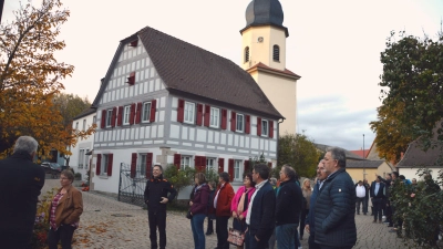 Der Ortskern von Auernhofen mit Fachwerk und Kirche ist ein Traum. Nicht umsonst wurde das Dorf bereits mit einer Silbermedaille prämiert. (Foto: Johannes Zimmermann)