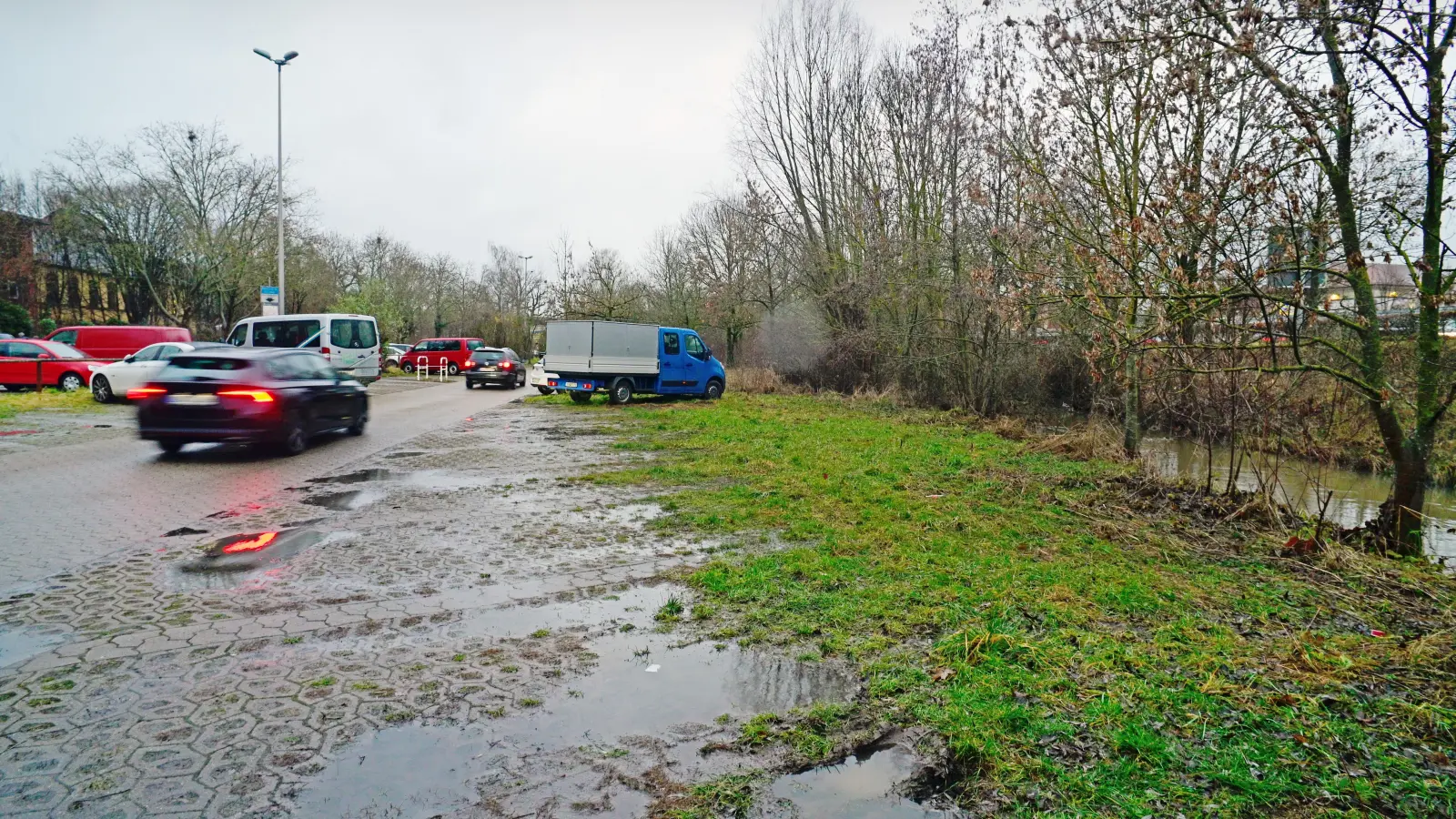 Eine Reihe von Parkplätzen – zum Beispiel die flussnahen – werden bei einer Neuordnung der Rezatauen wohl ohnehin wegfallen. (Archivbild: Jim Albright)