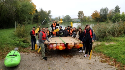 Junge Frauen und Männer vom Berufsvorbereitungsjahr ließen eines ihrer eigenen Flöße zu Wasser. (Foto: Oliver Herbst)