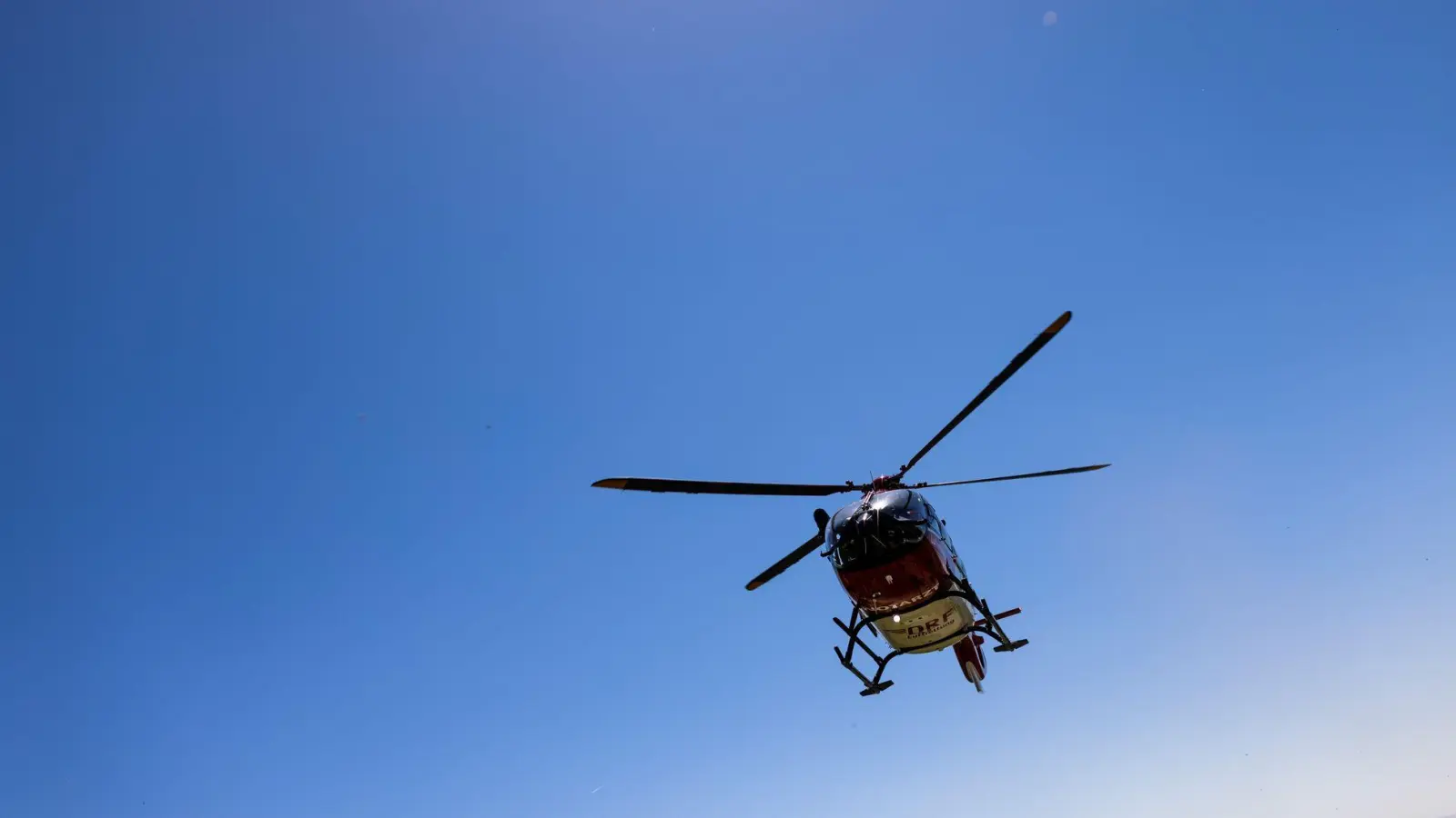 Die Frau wurde mit einem Rettungshubschrauber in ein Krankenhaus gebracht. (Symbolbild) (Foto: Philipp von Ditfurth/dpa)