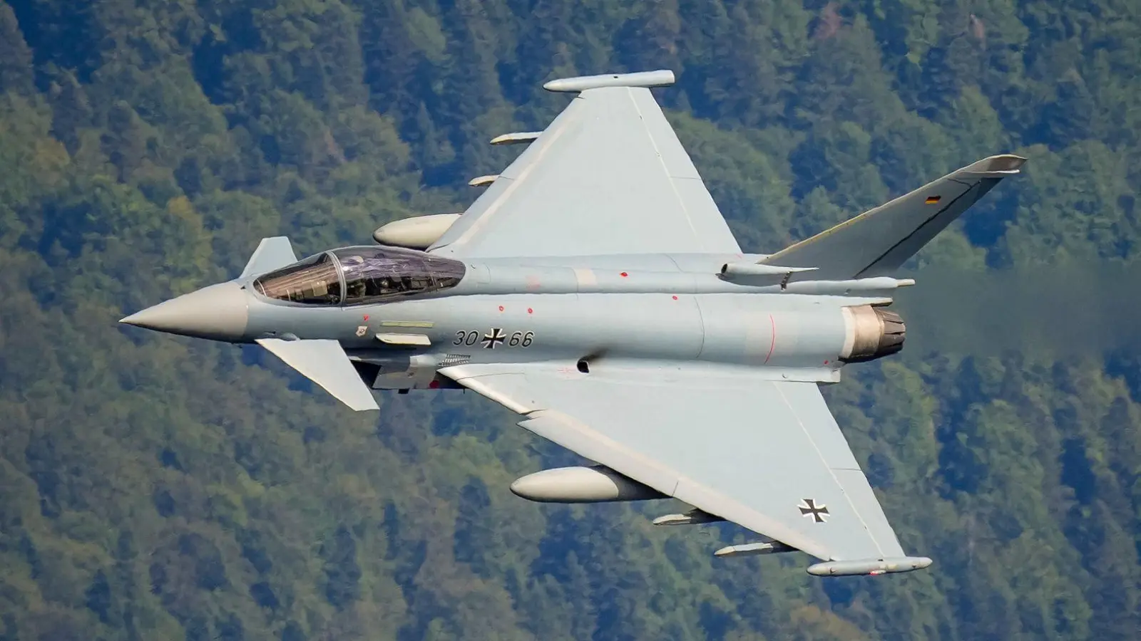 Zwei Eurofighter der Bundeswehr sorgten am Freitag für Aufregung in Herrieden. (Symbolbild: Vadim Ghirda/AP/dpa)