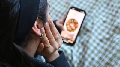 Die britische Regierung möchte herausfinden, wie sich Social Media Einschränkungen und Verbote auf schulische Leistungen, den Schlaf und das Familienleben auswirken. (Archivbild) (Foto: Elisa Schu/dpa)