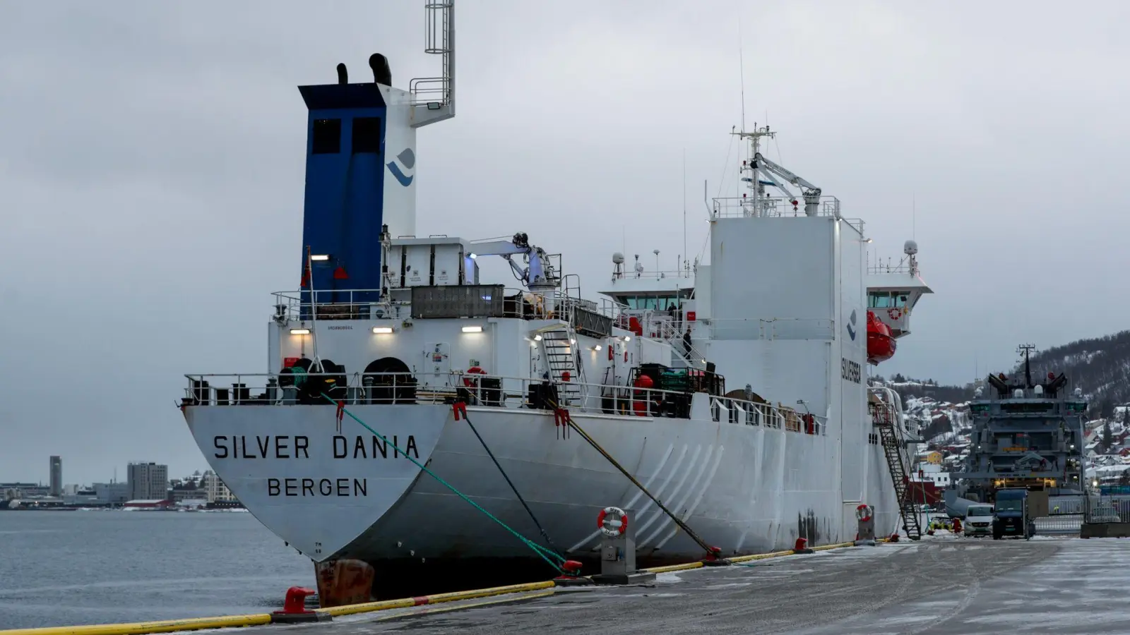 Das Schiff „Silver Dania“ wurde für Ermittlungen in den Hafen von Tromsø gebracht. (Foto: Rune Stoltz Bertinussen/NTB/dpa)