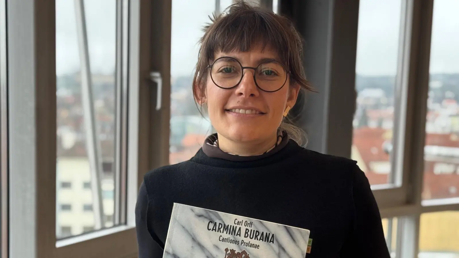 Franziska Argmann, Fachbetreuerin für Musik am Gymnasium Carolinum, freut sich auf die Aufführung der „Carmina Burana”. (Foto: Lara Hausleitner)