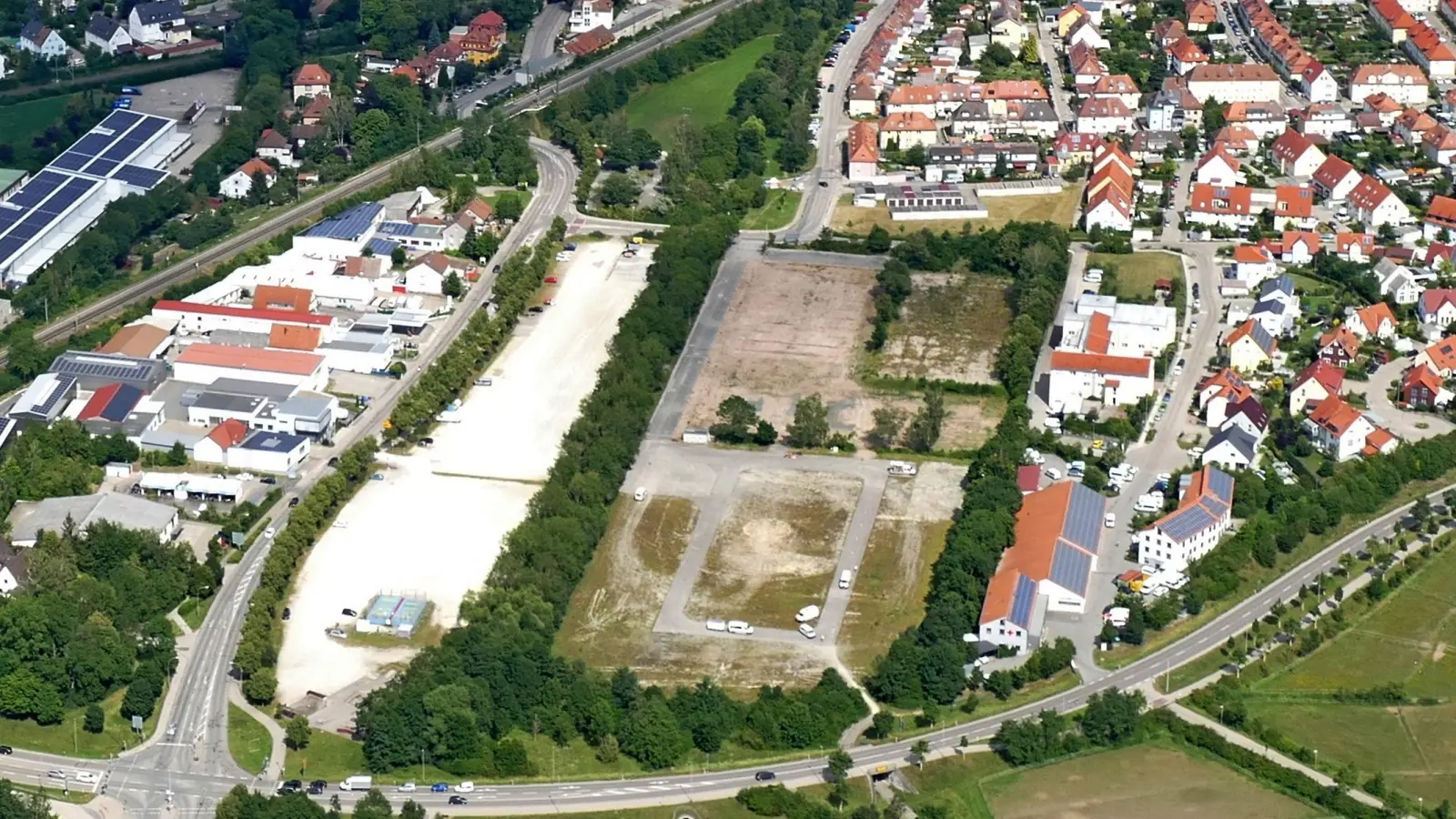 Das ehemalige Messegelände aus der Luft. Oben in der Mitte ist die einzige Zufahrt von der Straße „Am Onolzbach“ zu sehen. (Archivbild: Walter Röber)