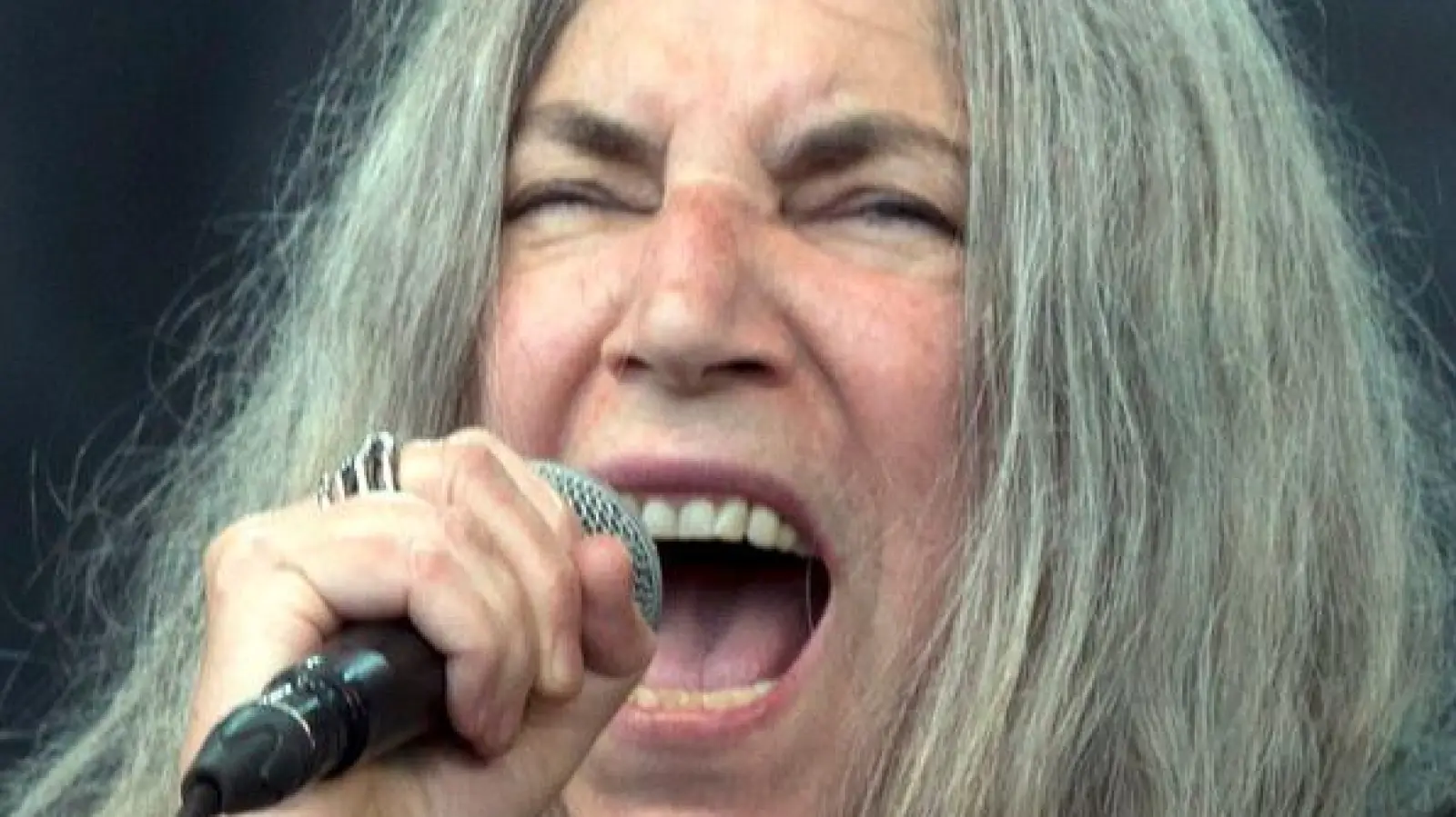 Patti Smith wurde mit dem Musikalbum „Horses“ bekannt (Archivbild). (Foto: Hannah Mckay/EPA/dpa)