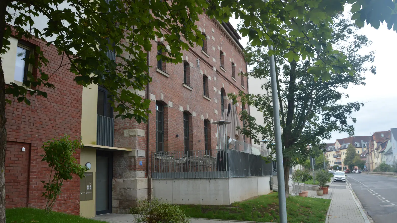 Einst war dies die Keimzelle der Neustädter Brauerei, heute ist das Backsteingebäude saniert und umgebaut für ein Lokal und Wohnungen.  (Foto: Patrick Lauer)
