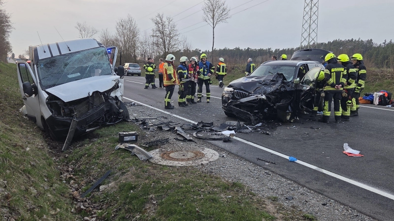 Die Polizei vermutet ein Fahrer hat beim Überholen den Gegenverkehr übersehen. Es kam zum Frontalzusammenstoß. (Foto: NEWS5 / Thomas Haag)