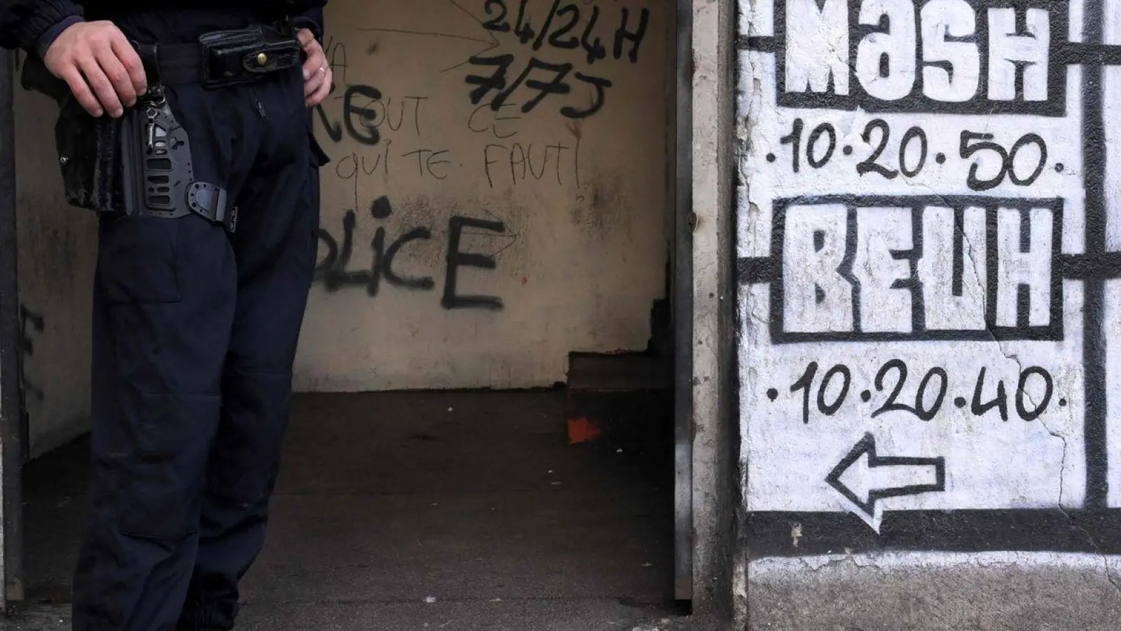 Drogenhandelsplatz im Wohnprojekt Maison-Blanche im Norden von Marseille. Drogenbanden dominieren in Marseille ganze Wohnviertel, regelmäßig gibt es tödliche Abrechnungen. (Foto: Nicolas Tucat/AFP/dpa)