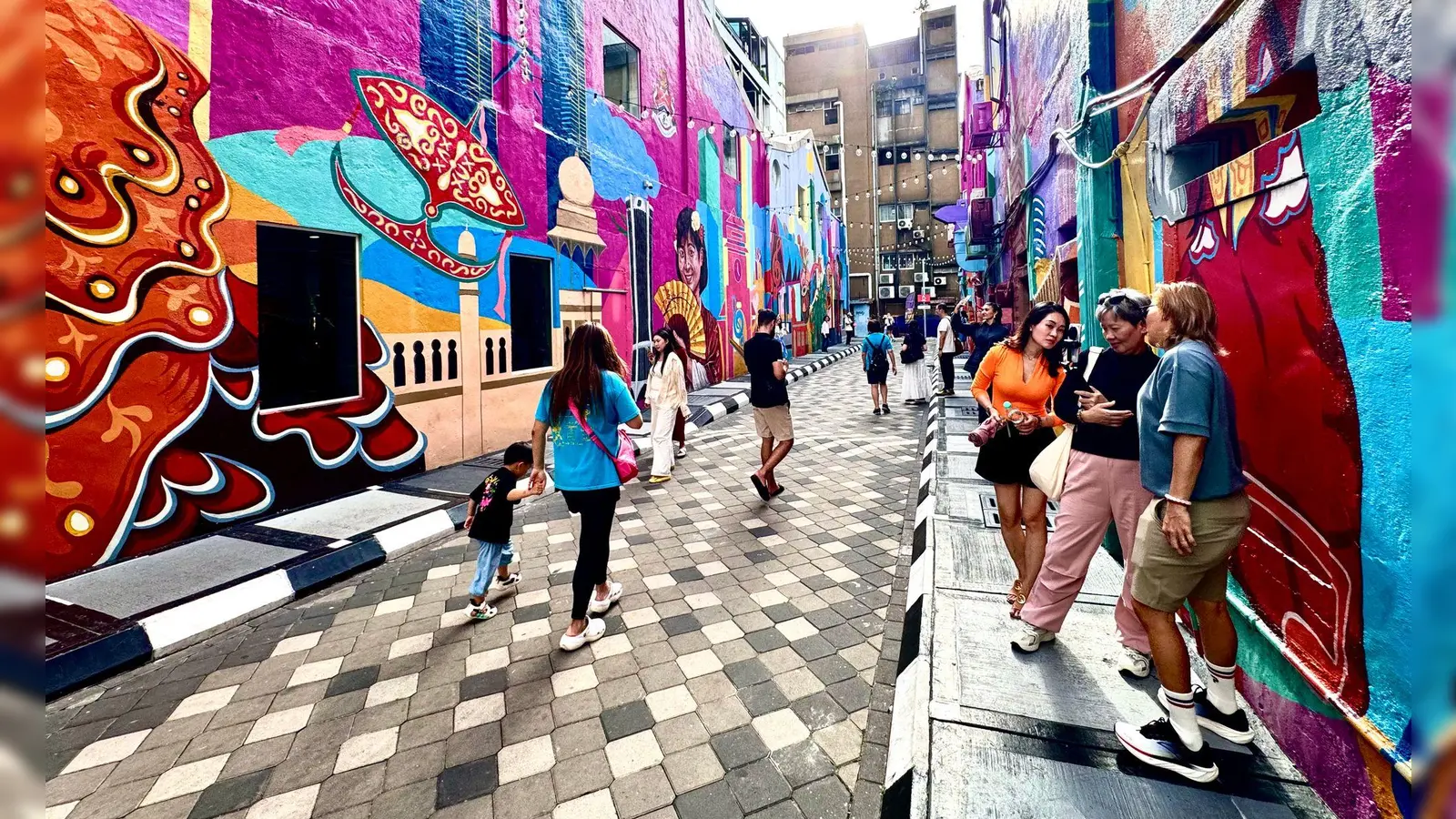 Die Petaling Street verbindet traditionelles Markttreiben mit moderner Street-Art und ist ein beliebter Instagram-Hotspot in Kuala Lumpur. (Foto: Genevieve Tan Shu Thung/dpa-tmn)