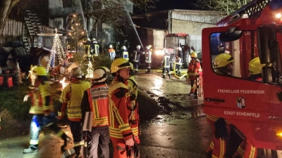 Das Feuer im Baudenbacher Ortsteil Höfen wirkte lange nach. Bis Montagabend, also knapp zwei Tage lang, mussten Kräfte der Baudenbacher Feuerwehr in Gruppen Brandwache halten. (Foto: Rainer Weiskirchen)