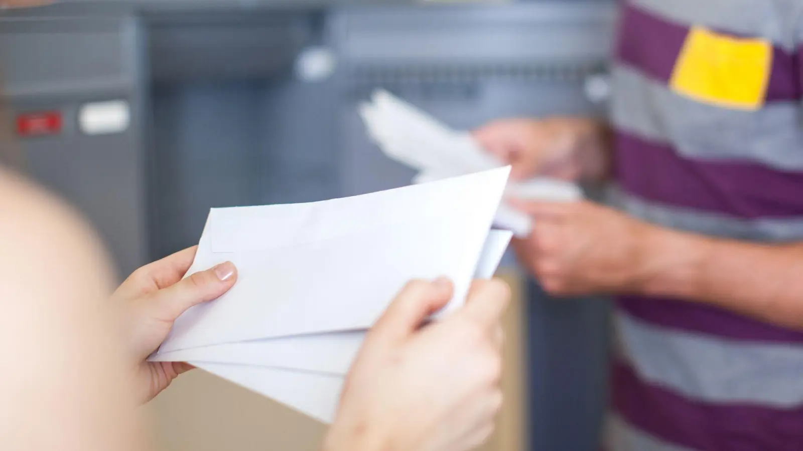 Täuschend echt, aber voller Fehler: Widersprüchliche Daten und falsche Angaben können Betrugsmaschen entlarven. (Foto: Christin Klose/dpa-tmn)