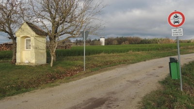 Die Stadt Herrieden investiert kräftig in die Neuausrichtung ihrer Wasserversorgung. Dazu wird unter anderem auf der Fläche hinter dem Bildstock ein Hochbehälter mit einer Kapazität von 2000 Kubikmetern für das Wasser aus Rauenzell und Heuberg gebaut. Am Waldrand im Hintergrund ist der Wasserturm der Fernwasserversorgung Franken zu sehen. (Foto: Peter Zumach)