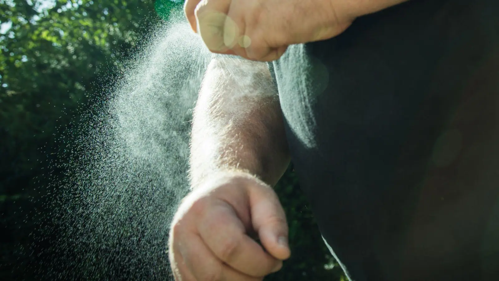Bestimmte Gerüche mögen Mücken gar nicht, zum Beispiel die in Mückenschutzmitteln enthaltenen Wirkstoffe DEET oder Icaridin. (Foto: Christin Klose/dpa-tmn)