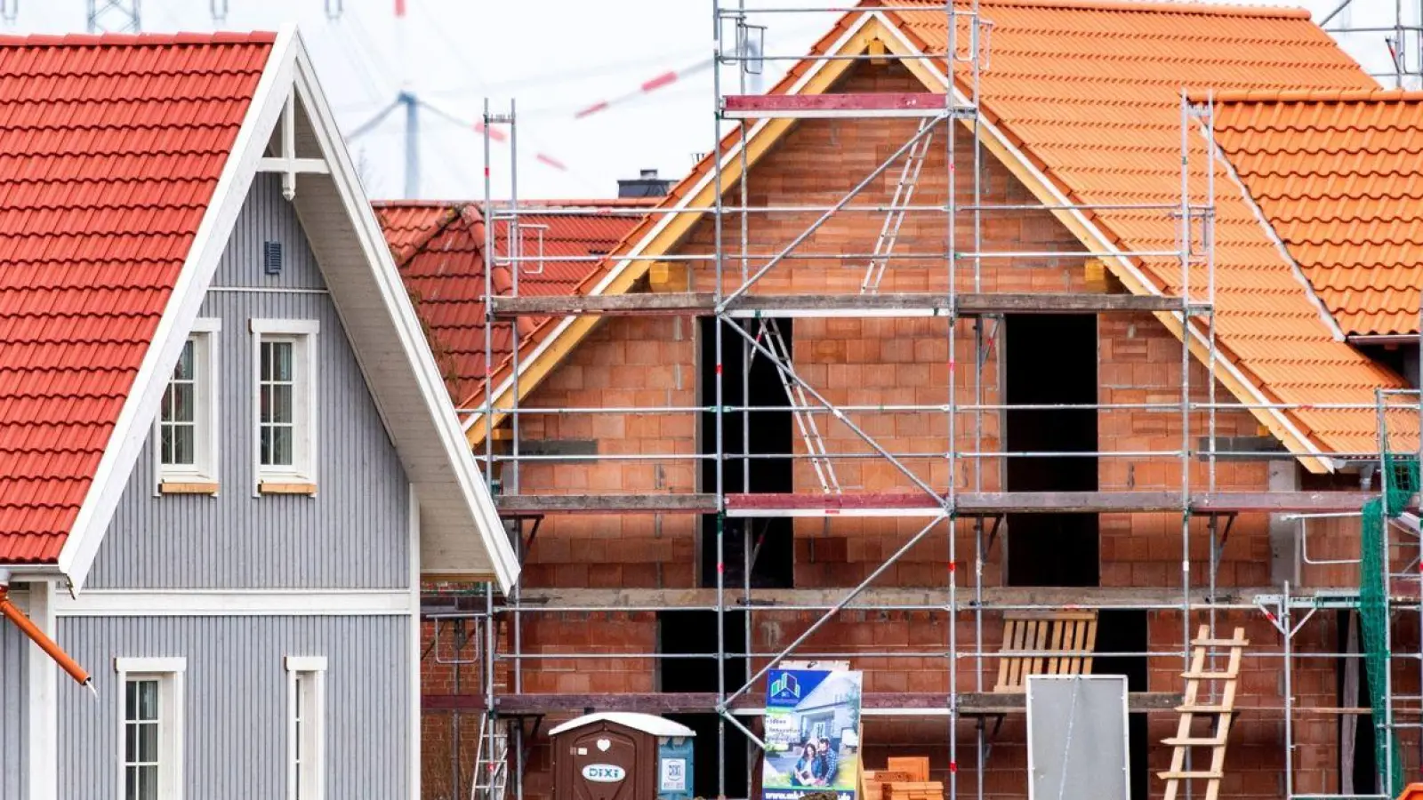 Hausbesitzer können nun Anträge zur Heizungsförderung bei der KfW stellen. (Foto: Hauke-Christian Dittrich/dpa)