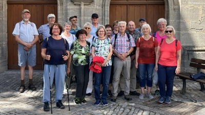 Die Mittwochswanderer feiern heuer ihr 30-jähriges Bestehen. Hier sind einige am Ende ihrer Wanderung und kurz vor der Einkehr ins Gasthaus zu sehen. (Foto: Irmeli Pohl)