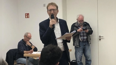 Dekan Max von Egidy (hier bei der Dekanatssynode 2024) erzählte von den Plänen der Landessynode, die je bei der Synode als „weltfremd” bezeichnet wurden. (Archivbild: Monika Rupp)