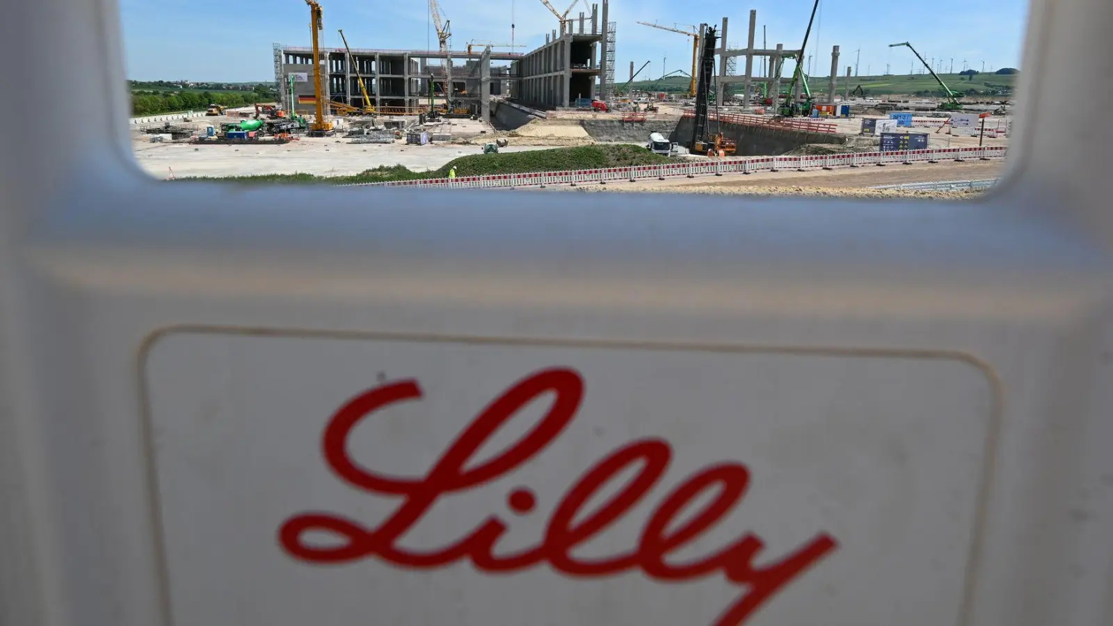 Am neuen Standort des US-Konzerns Eli Lilly im rheinland-pfälzischen Alzey laufen die Bauarbeiten - nun sollen die Investitionen halbiert werden (Archivbild) (Foto: Arne Dedert/dpa)