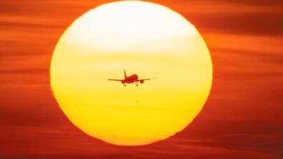 Flieger im Landeanflug: Am Zwischenziel angekommen, bietet sich vor allem an den großen Drehkreuzen der Airlines ein längerer Stop-over an - den man allerdings gut planen sollte. (Foto: Boris Roessler/dpa/dpa-tmn)